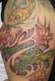 Armkleurig schildpad en koi tattoo-patroon