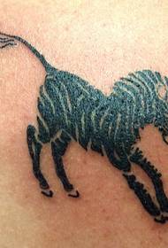 Neobičan uzorak tetovaže zebre s crnom tintom