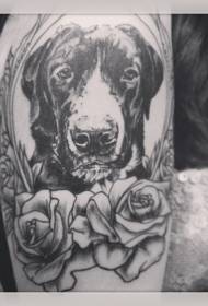 Juodas pilkas šuo \\ u200b \\ u200bavatar ir su rožių tatuiruotės modeliu