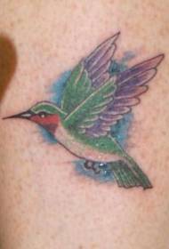 Realistyczny obraz tatuażu kolibra w kolorze barku