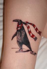 Söt färgglad pingvin med halsduk tatuering mönster