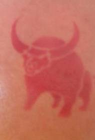 Просты малюнак татуіроўкі чырвонага быка