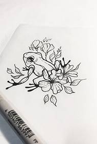 כתב יד דפוס קעקוע קטן ופרח צפרדע טרי