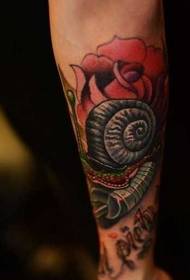Roku gliemežu rožu tetovējuma raksts