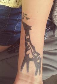 Csukló fekete zsiráf és gally tetoválás minta