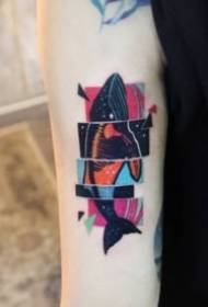 Lepa slika majhne tetovaže kita na roki