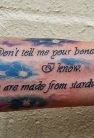 armfarget stjernehimmel med tatoveringsbokstav