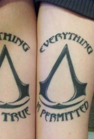 rankos juodos angliškos raidės ir trikampio logotipo tatuiruotės raštas