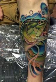 手臂自然的彩色大鱼上钩纹身图案