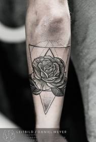 roko nabodena črno-bela vrtnica in trikotnik Tattoo vzorec