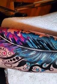 手臂酷藍色和粉紅色部落羽毛紋身圖案