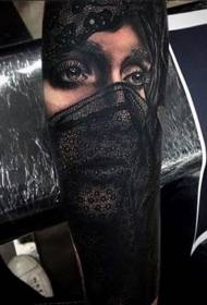 Realista patrón de tatuaxe brazo retratado de muller triste enmascarado en cor