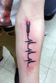 corak tato ECG hitam yang unik di lengan