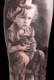 potret lengan gadis kecil realistis dengan pola tato kucing