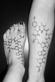 Tragerea modelului de tatuaj cu elemente chimice atent concepute cu braț și instep