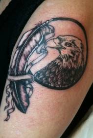 ramię fajny czarno-biały owłosiony wzór tatuażu z orłem i piórkiem