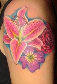 Patrón de tatuaje floral hawaiano de colores vivos grandes