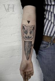 рука смешная черная лиса и геометрический рисунок татуировки