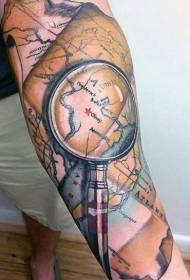povećalo za ruku s uzorkom tetovaže oslikane mapom svijeta