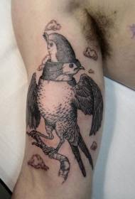 brazo maravilloso pájaro negro con dos diseños de tatuajes en la cabeza