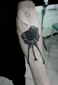 brazo realista negro retro cámara tatuaje patrón