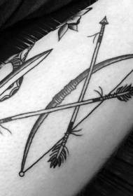 シンプルなデザインの黒と白の弓と矢の腕のタトゥーパターン