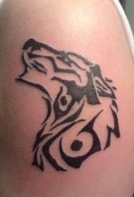 motif de tatouage loup noir tribal sur le bras