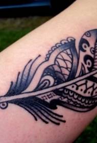 Fekete-fehér törzsi toll tetoválás minta a karján