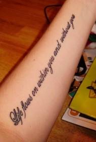 bellissimo motivo a tatuaggio frase inglese sul braccio