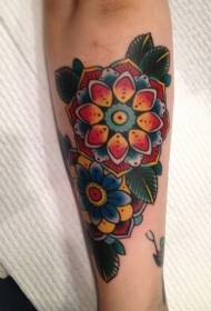 brazo patrón de tatuaxe de flores de cor vella escola