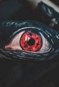 model de tatuaj misterios cu ochi negri și ochi roșii