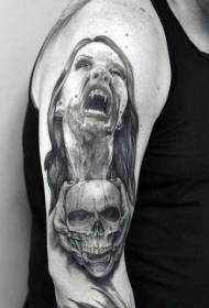 krahu Vampir shumë i frikshëm i përgjakur me modelin e tatuazhit të kafkës