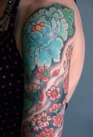arm blauwe pioen bloem en roze kersenbloesem tattoo patroon