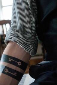 padrão de tatuagem de anel de braço chave preto e branco com design simples de anomalia