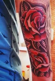 bracciu classicu di mudellu tatuatu di tinta di rosa rossa