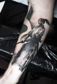 lengan pola tato prajurit hitam realistis besar