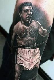 ақ-қара боксшының портреттік қолдарымен татуировкасы өте шынайы