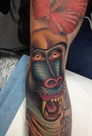 手臂令人印象深刻的彩色狒狒纹身图案