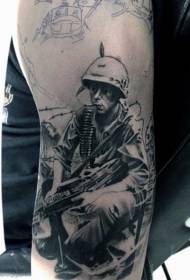 rankos juodos ir baltos Antrojo pasaulinio karo kareivio portreto tatuiruotės modelis