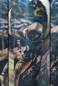 腕の現実的な色の宇宙飛行士の男性のタトゥーパターン