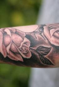 Padrão de tatuagem de braço preto e branco rosa
