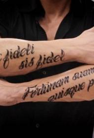 ramię tatuaż czarny pogrubiony alfabet łaciński