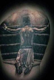 ақ және қара намаз боксшысының артқы татуировкасы