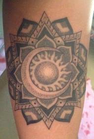 rankos graži mandala gėlė su saulės mėnulio tatuiruotės modeliu