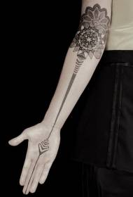 手臂黑色和白色香草花，帶有神秘的裝飾紋身圖案