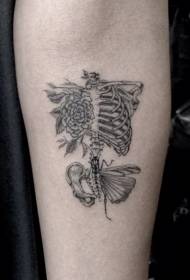 手臂黑色的人体骨架和蝴蝶花朵纹身图案