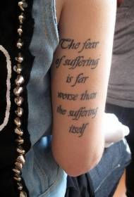 juodos raidės tatuiruotė ant merginos dešinės rankos