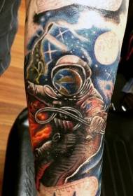 realistično oslikani uzorak za tetovažu ruku svemirske astronaute