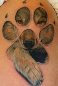 brazo estampado de pata de animal fermoso e tatuaxe de lobo