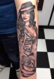 brazo muller sexy en branco e negro pintado a man con patrón de tatuaje de rosa